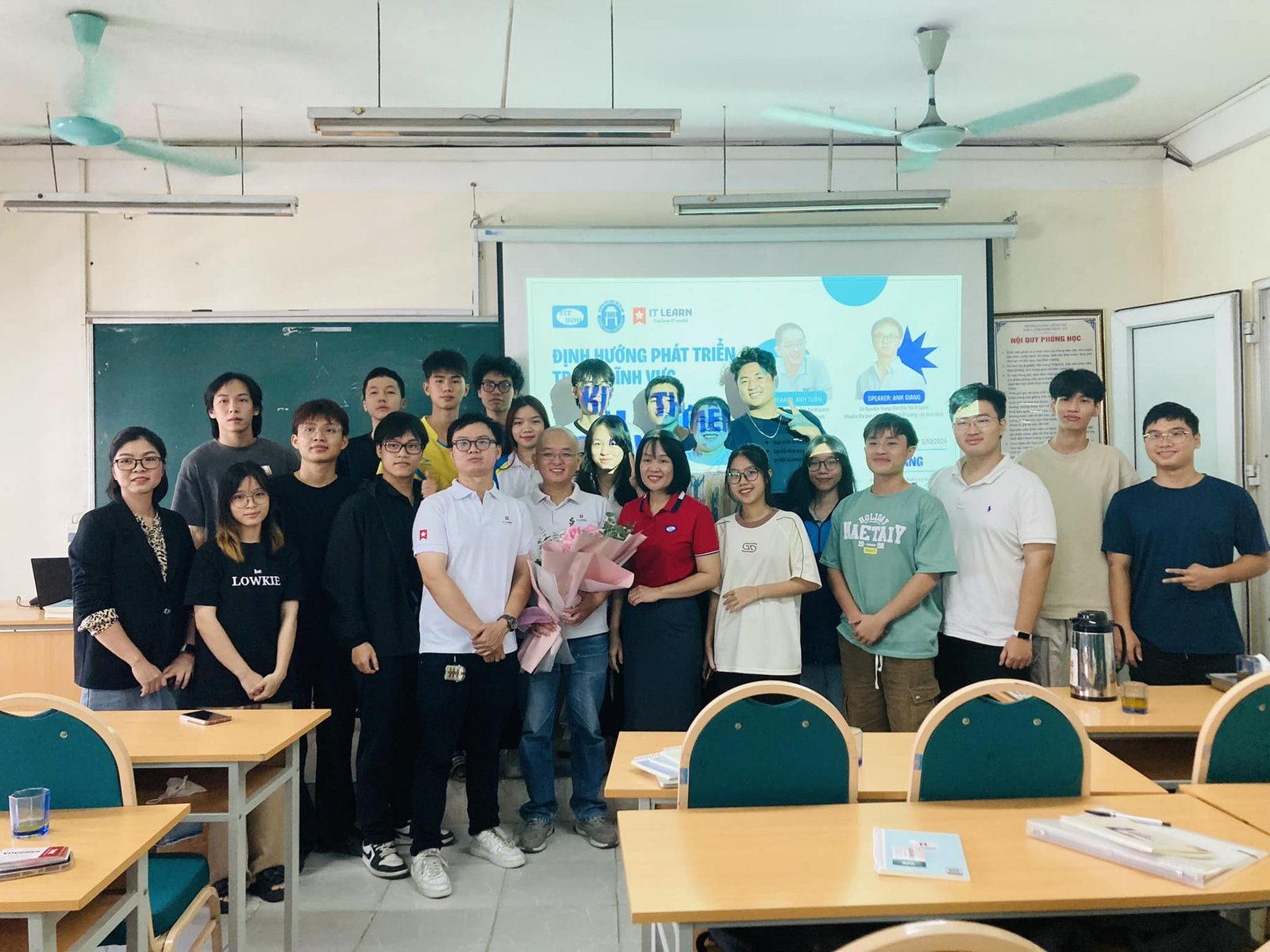 Talkshow định hướng tester chuyên nghiệp do IT LEARN tổ chức — group photo cùng sinh viên