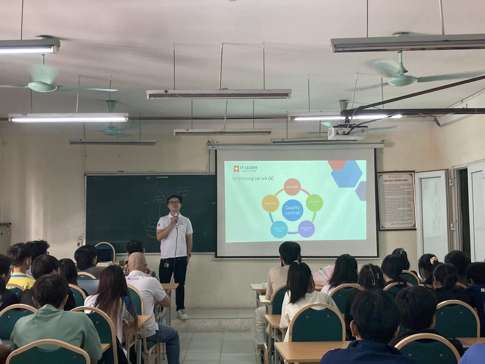 Workshop hướng nghiệp tester của IT LEARN tại trường đại học — giảng viên thuyết trình về vai trò QC